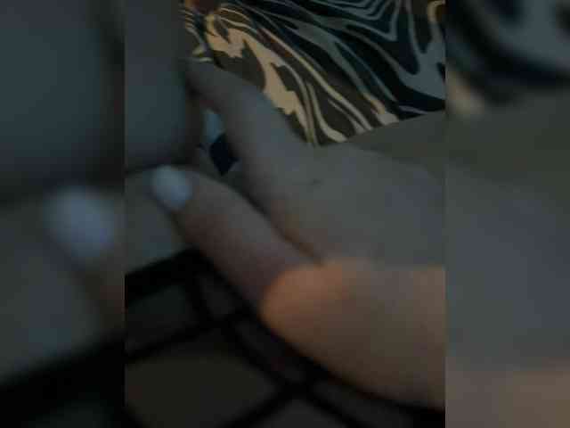 GirlWithACrystal webcam