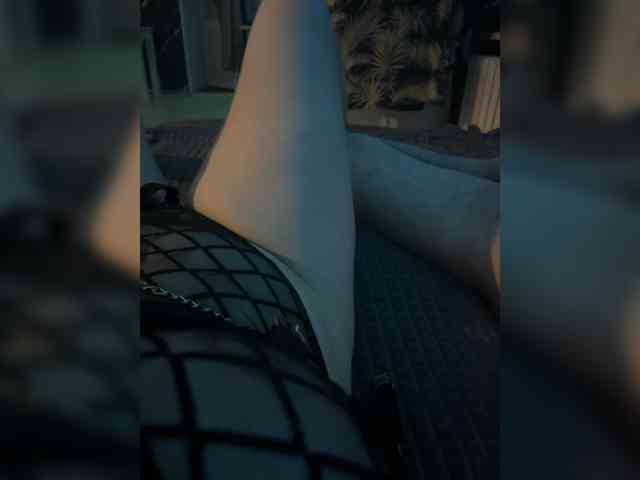 GirlWithACrystal webcam