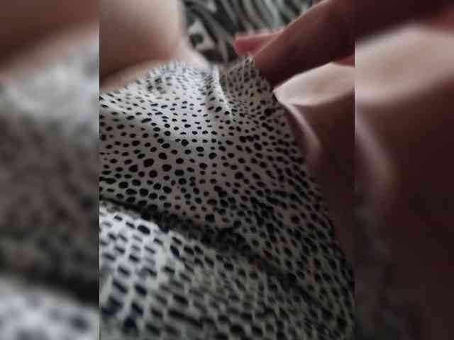 GirlWithACrystal webcam