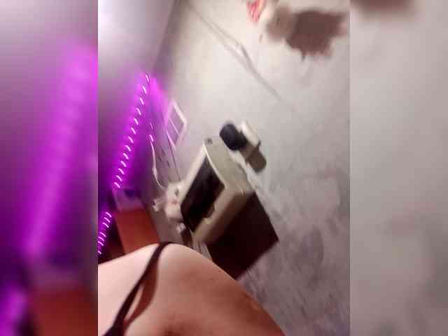 GirlWithACrystal webcam