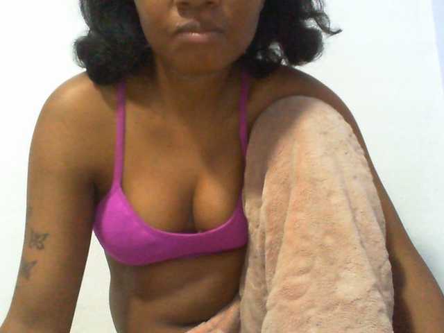 Njara12 live cam on BongaCams
