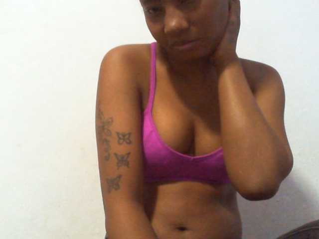 Njara12 live cam on BongaCams