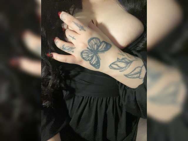 le modèle LiLiBet est en webcam porno dans un show sur le site bongacams, il possède les tags suivants: Asian,Brunette,Shaved