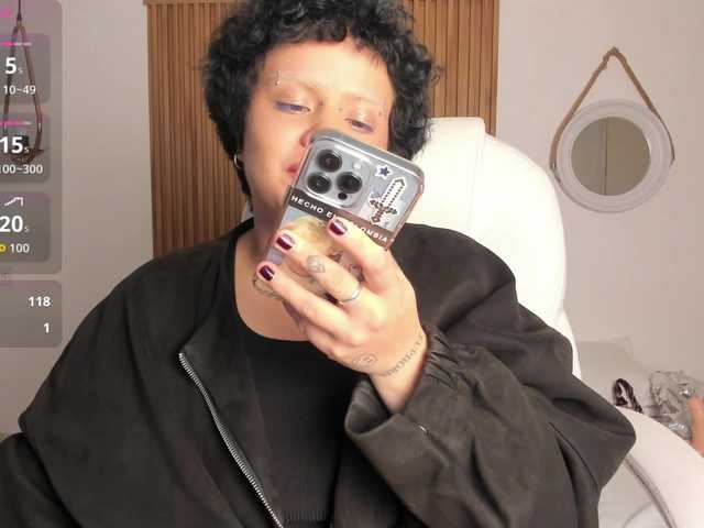 AlaskaDeluxe live cam on BongaCams
