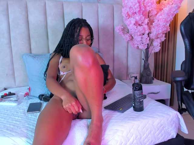 PixzyMartinez live cam on BongaCams