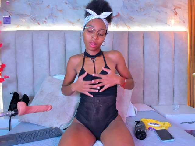 PixzyMartinez live cam on BongaCams