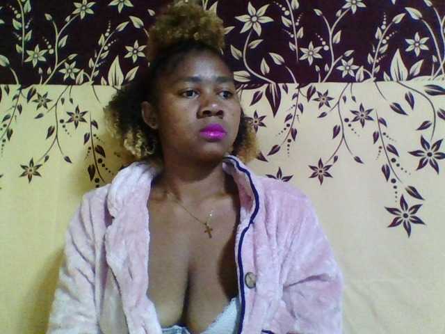 Reliane12 live cam on BongaCams