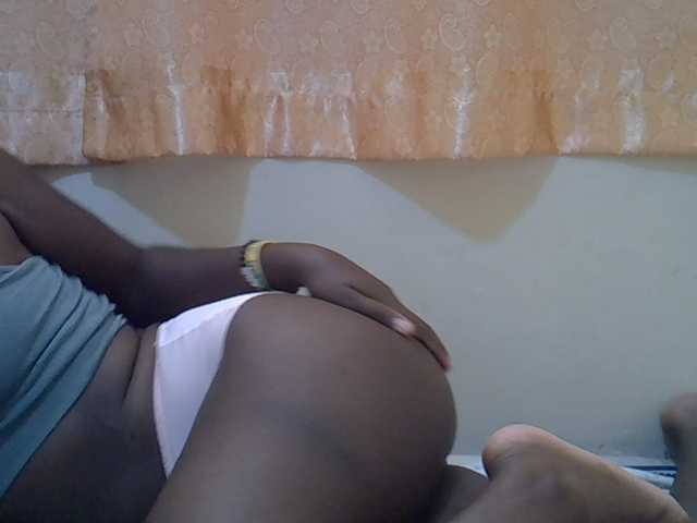 le modèle Nana-50 est en webcam porno dans un show sur le site bongacams, il possède les tags suivants: Ebony,Brunette,Hairy