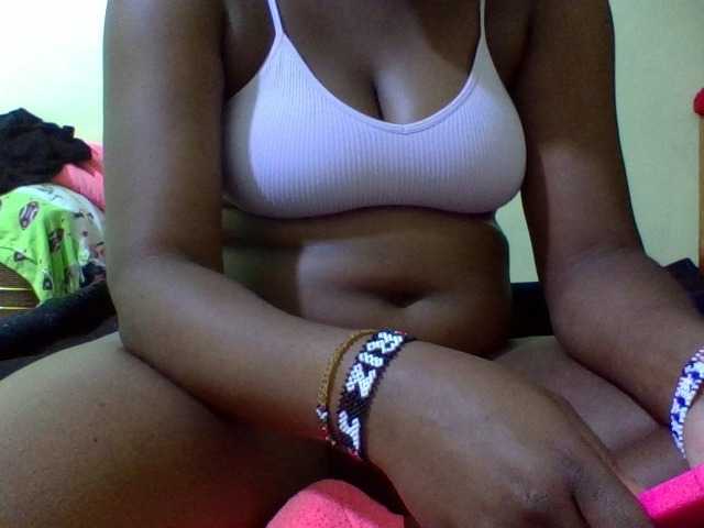 Roseroca33 live cam on BongaCams
