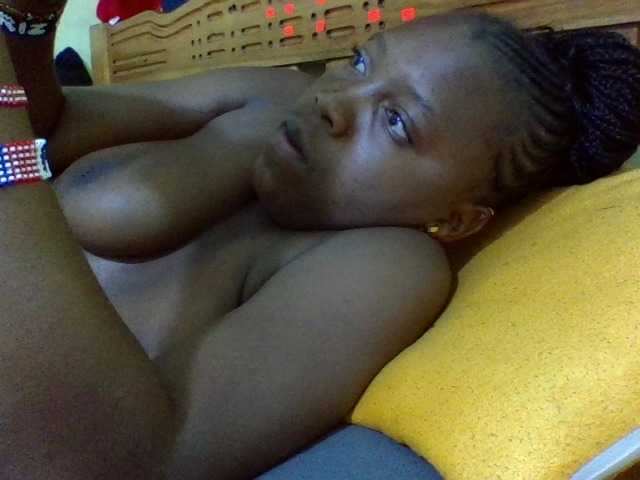 Roseroca33 live cam on BongaCams