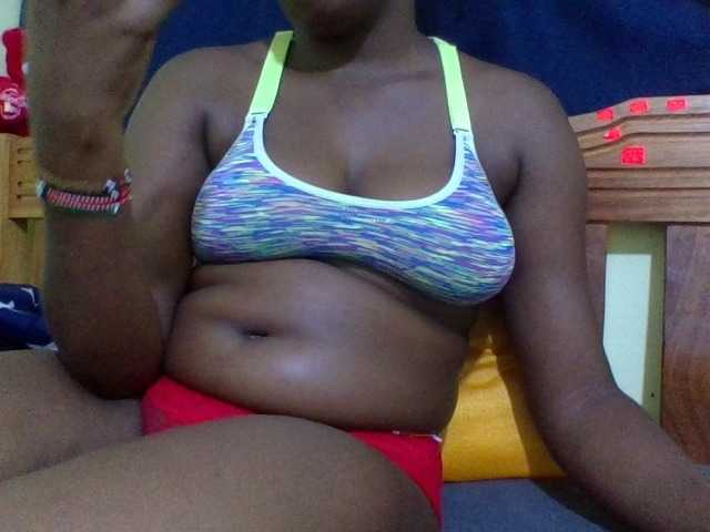 Roseroca33 live cam on BongaCams