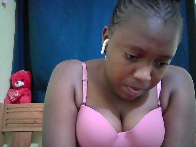Roseroca33 live cam on BongaCams