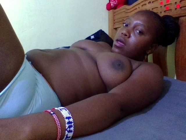 Roseroca33 live cam on BongaCams