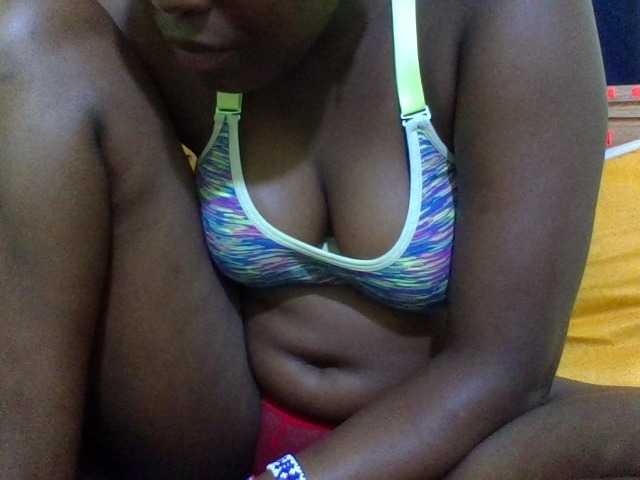 Roseroca33 live cam on BongaCams