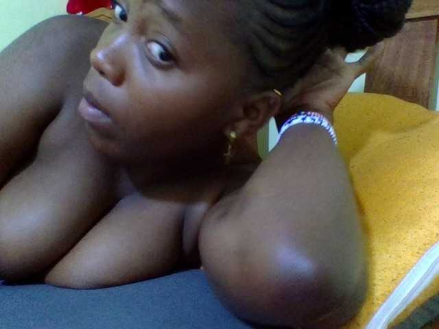 Roseroca33 live cam on BongaCams