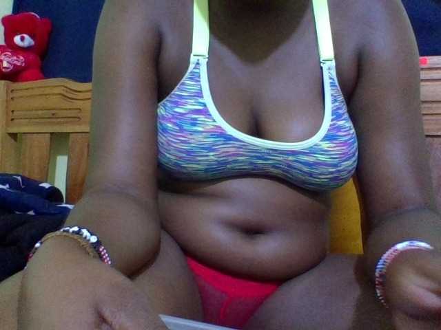 Roseroca33 live cam on BongaCams