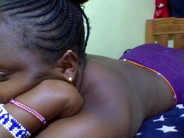 Roseroca33 live cam on BongaCams