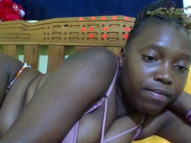 Roseroca33 live cam on BongaCams