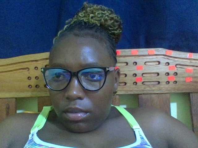 Roseroca33 live cam on BongaCams