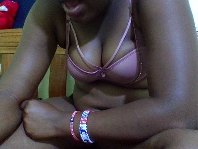 Roseroca33 live cam on BongaCams