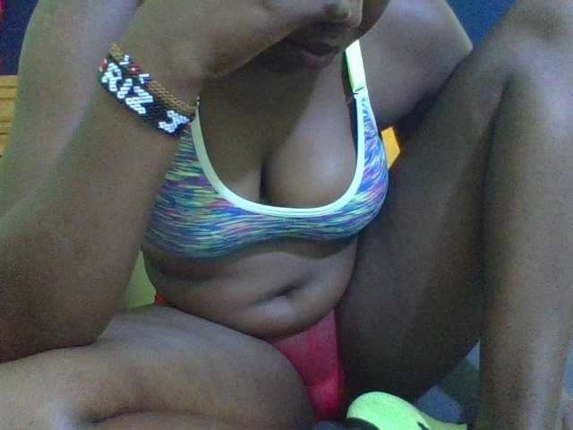 Roseroca33 live cam on BongaCams