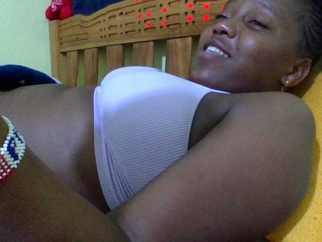 Roseroca33 live cam on BongaCams
