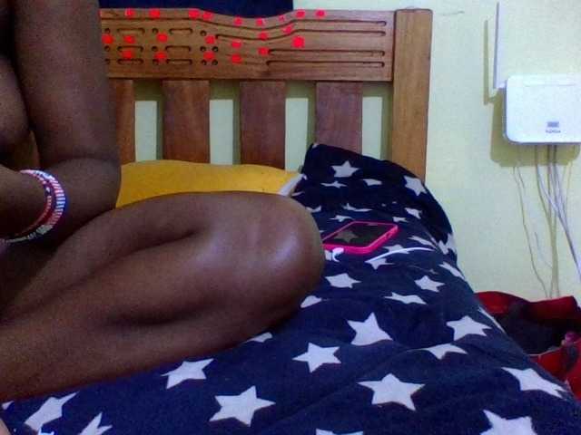 Roseroca33 live cam on BongaCams