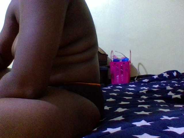 Roseroca33 live cam on BongaCams