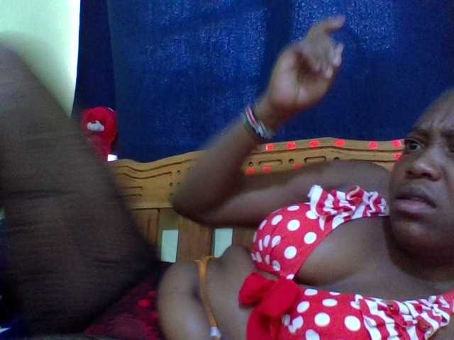 Roseroca33 live cam on BongaCams