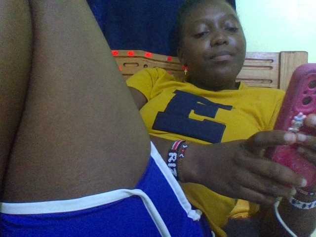 Roseroca33 live cam on BongaCams