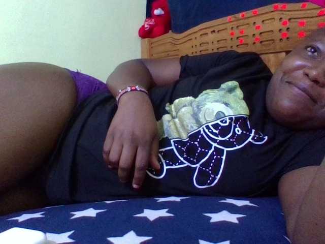 Roseroca33 live cam on BongaCams