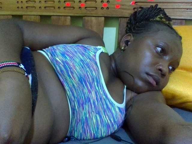 Roseroca33 live cam on BongaCams