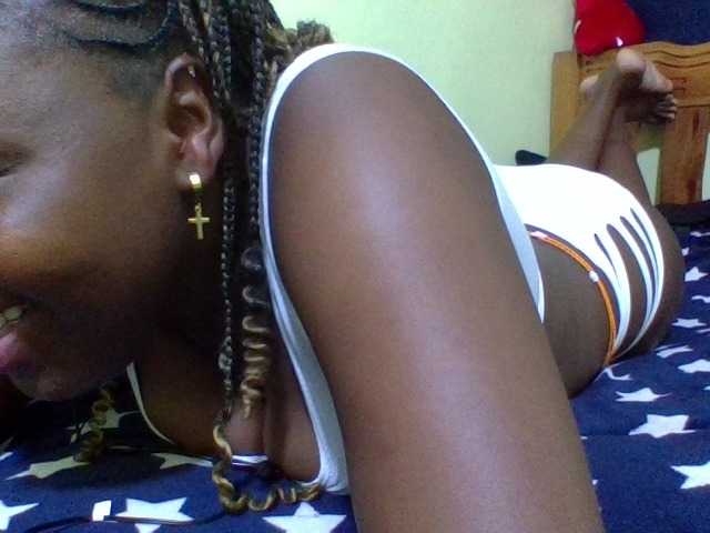 Roseroca33 live cam on BongaCams