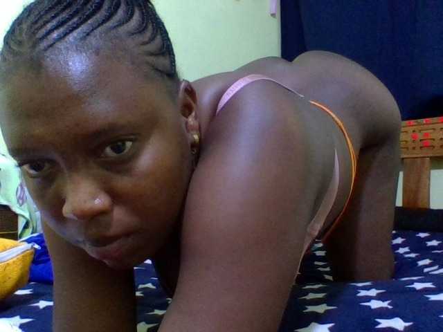 Roseroca33 live cam on BongaCams