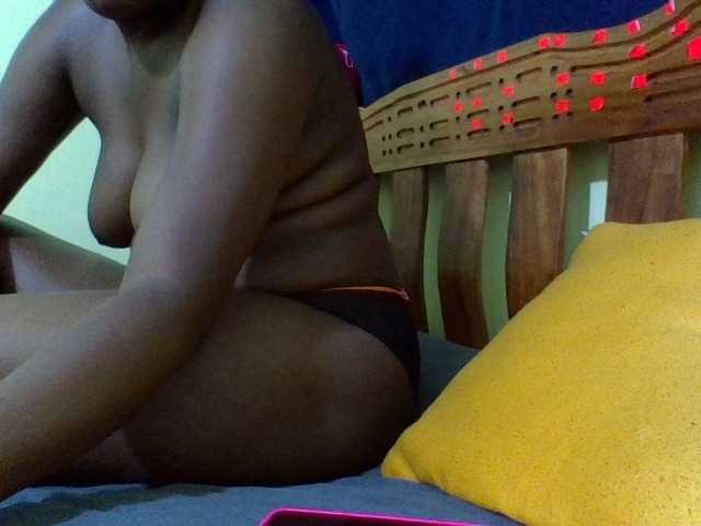 Roseroca33 live cam on BongaCams