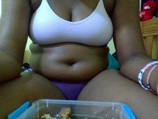 Roseroca33 live cam on BongaCams