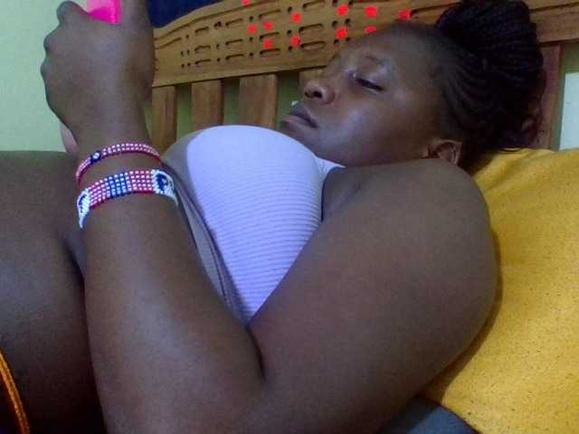 Roseroca33 live cam on BongaCams