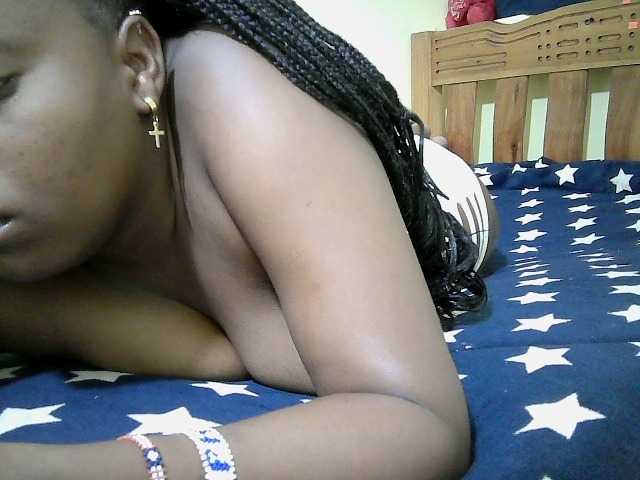 Roseroca33 live cam on BongaCams