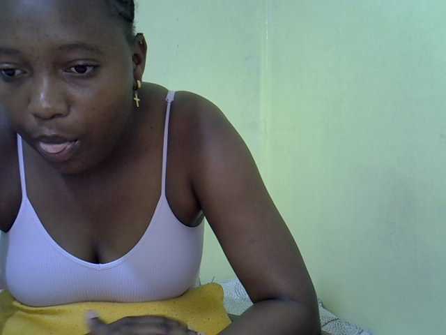 Roseroca33 live cam on BongaCams
