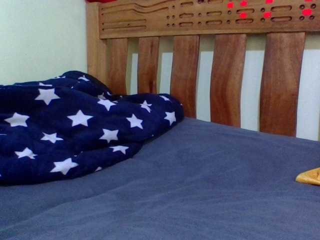 Roseroca33 live cam on BongaCams