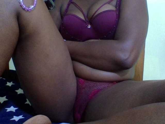 Roseroca33 live cam on BongaCams