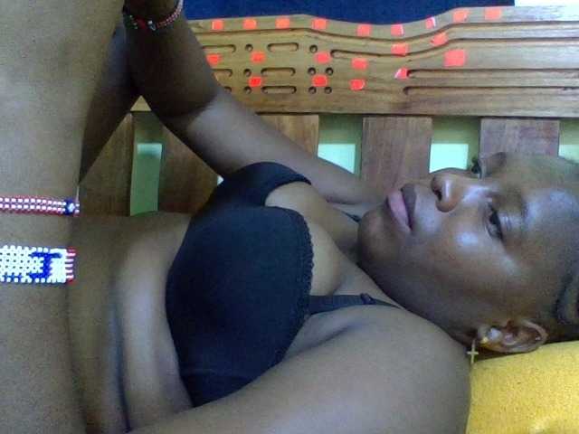 Roseroca33 live cam on BongaCams