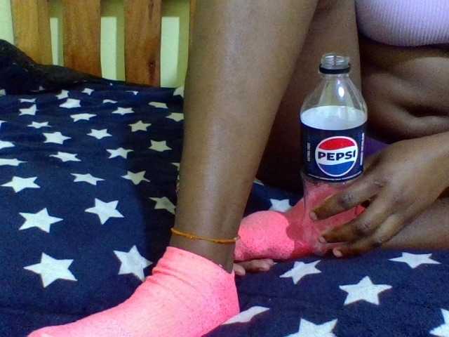 Roseroca33 live cam on BongaCams