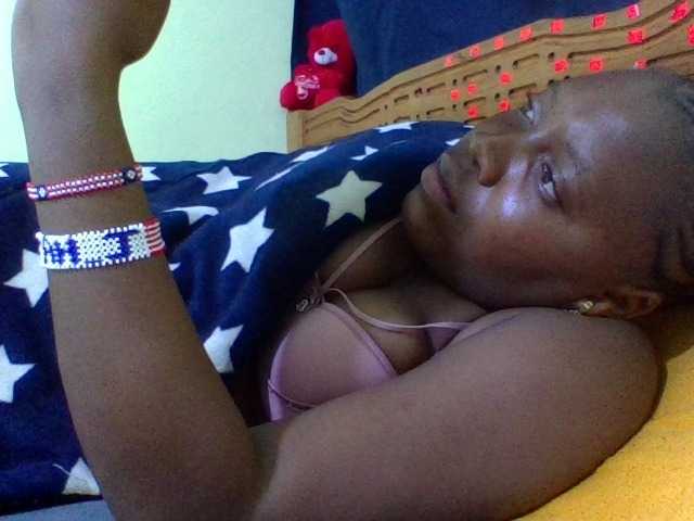 Roseroca33 live cam on BongaCams