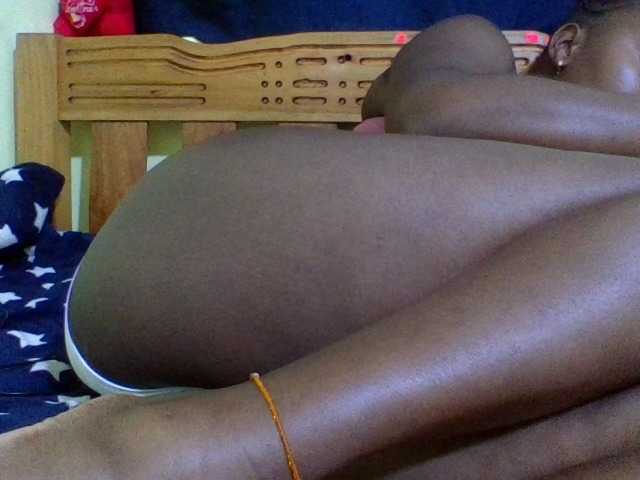 Roseroca33 live cam on BongaCams