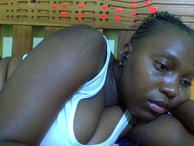 Roseroca33 live cam on BongaCams