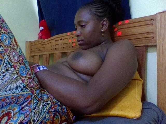 Roseroca33 live cam on BongaCams