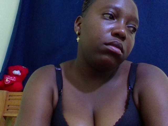 Roseroca33 live cam on BongaCams