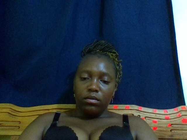 Roseroca33 live cam on BongaCams