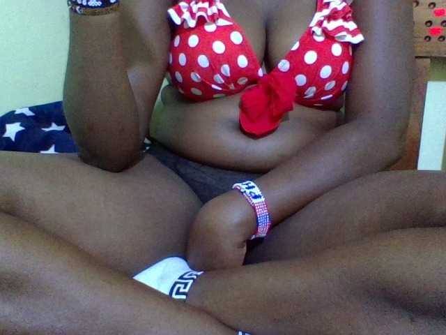 Roseroca33 live cam on BongaCams